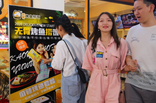 倔强的小鱼无骨烤鱼捞饭：打造“一人食”理念，酣畅开吃！