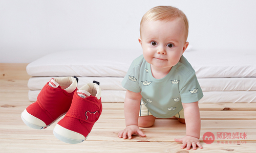 该如何选择宝宝学步鞋呢，国际妈咪育儿小课堂开讲